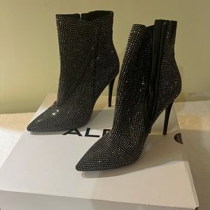 Beautiful black and sliver boots heel shoes ,brand new never wear.